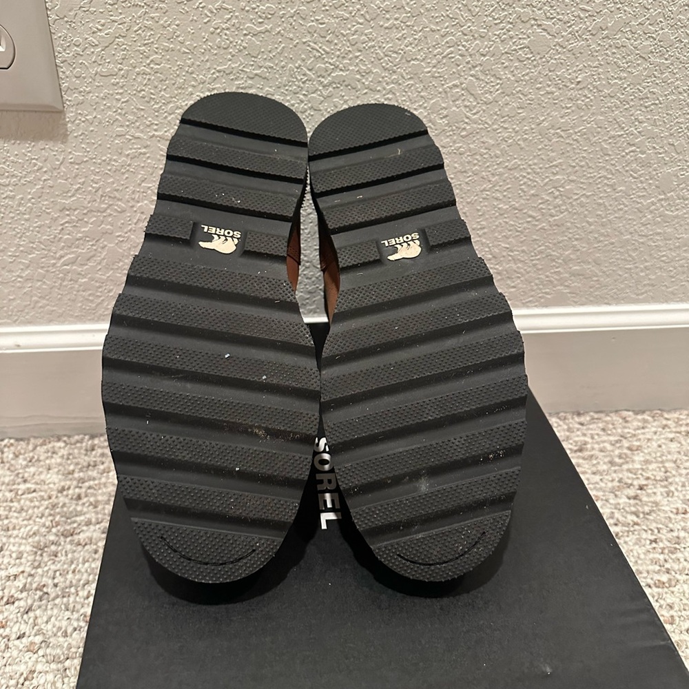 Men’s size 7.5 women’s 9-9.5 Sorel Madson boots. Worn once for a photo shoot. - Picture 2 of 5